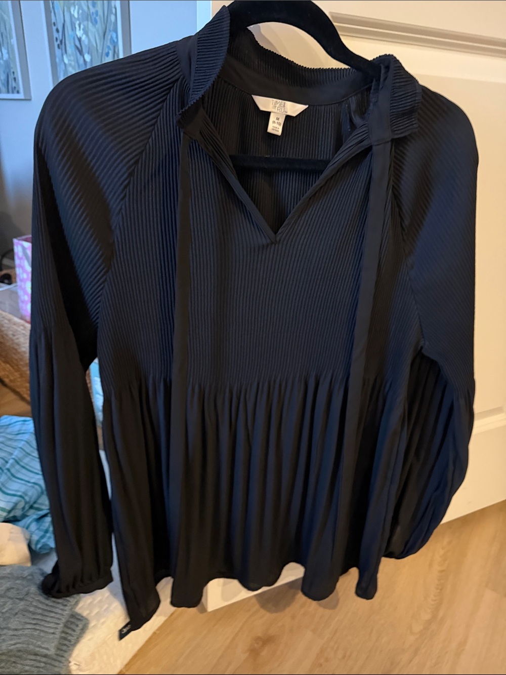 Time and Tru Women’s Black Pleated V-Neck Collared Blouse Long Sleeve size M